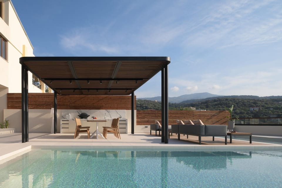Property building, Natural landscape, Balcony/Terrace, Mountain view, Pool view, Swimming pool, sunbed