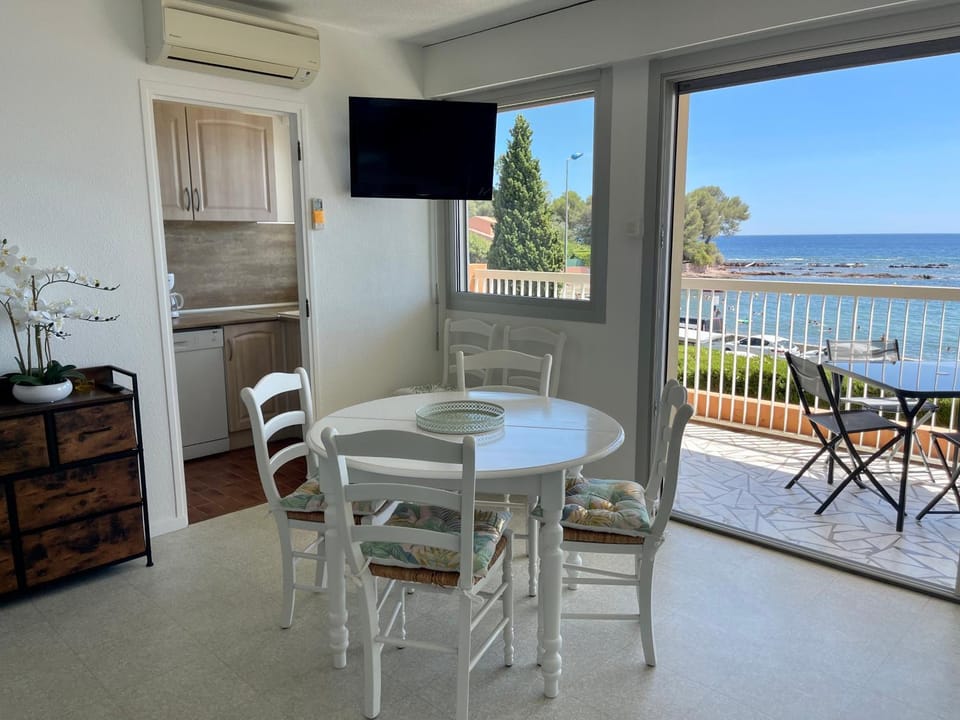 Appartement 4 pers Front de Mer - 10m de la Plage Apartment in Saint-Raphael