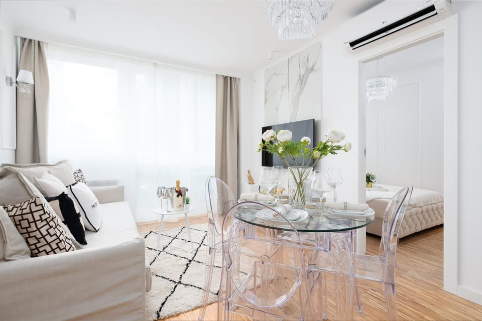 Bed, TV and multimedia, Living room, Photo of the whole room, Seating area, Dining area, Bedroom, air conditioner