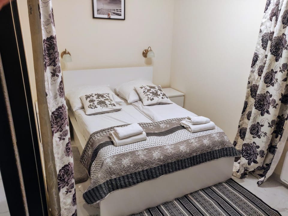 Bed, Bedroom, towels