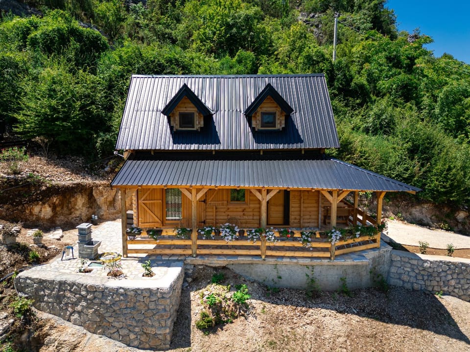 Property building, Day, Natural landscape, Garden, Garden view