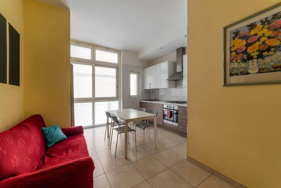 Kitchen or kitchenette, Living room, Seating area, Dining area, pet friendly, stove