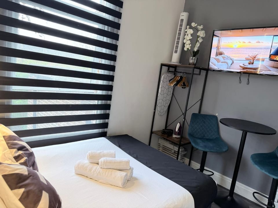 Bed, TV and multimedia, towels