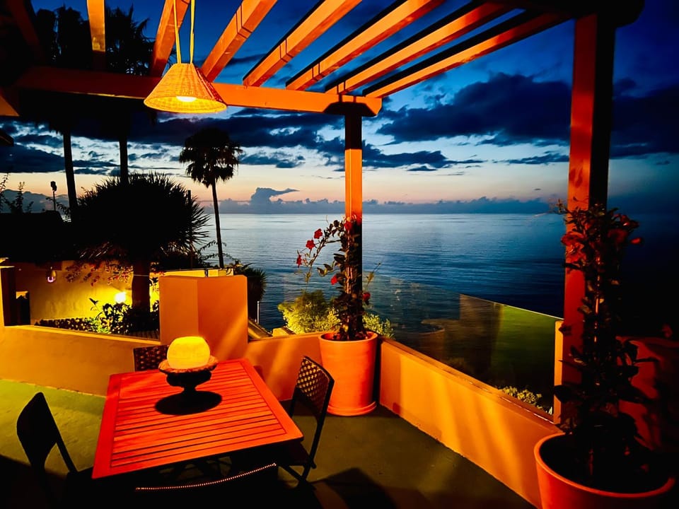 Natural landscape, View (from property/room), Balcony/Terrace, Dining area, Sea view