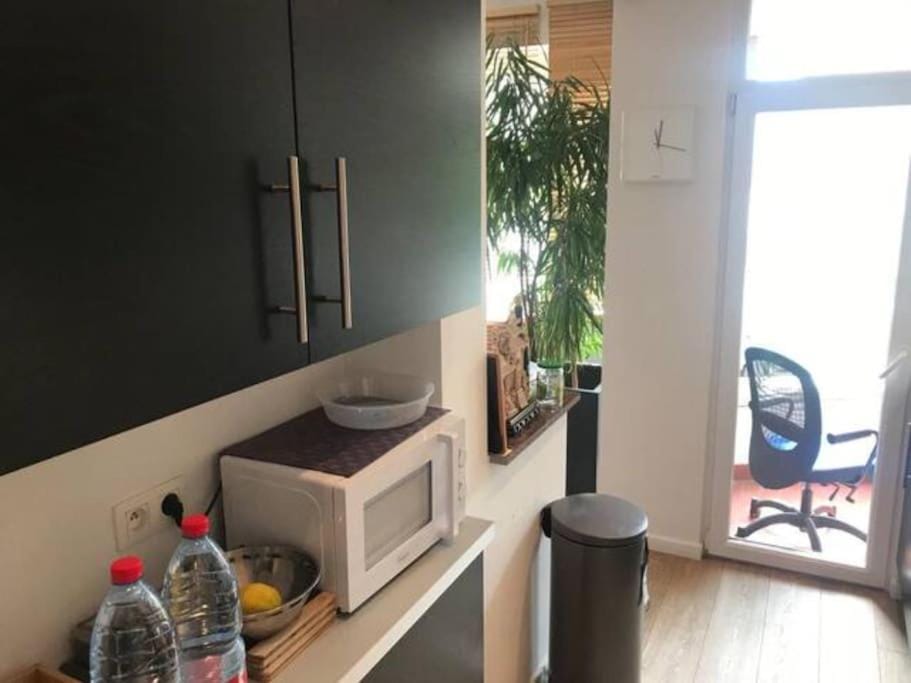 Kitchen or kitchenette, minibar