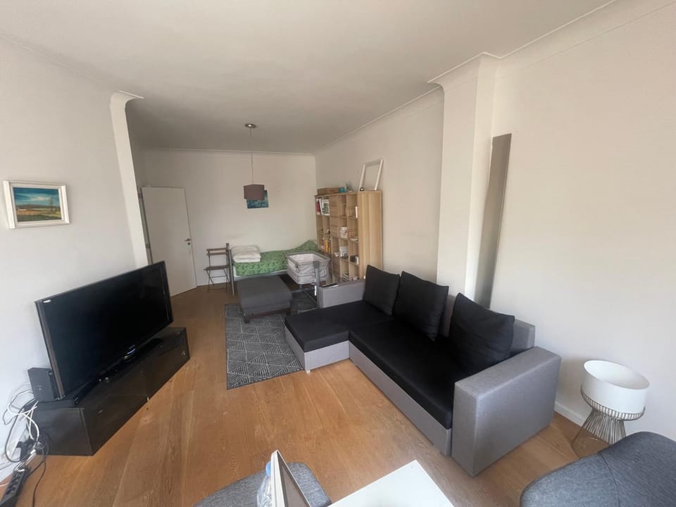 Bed, TV and multimedia, Seating area