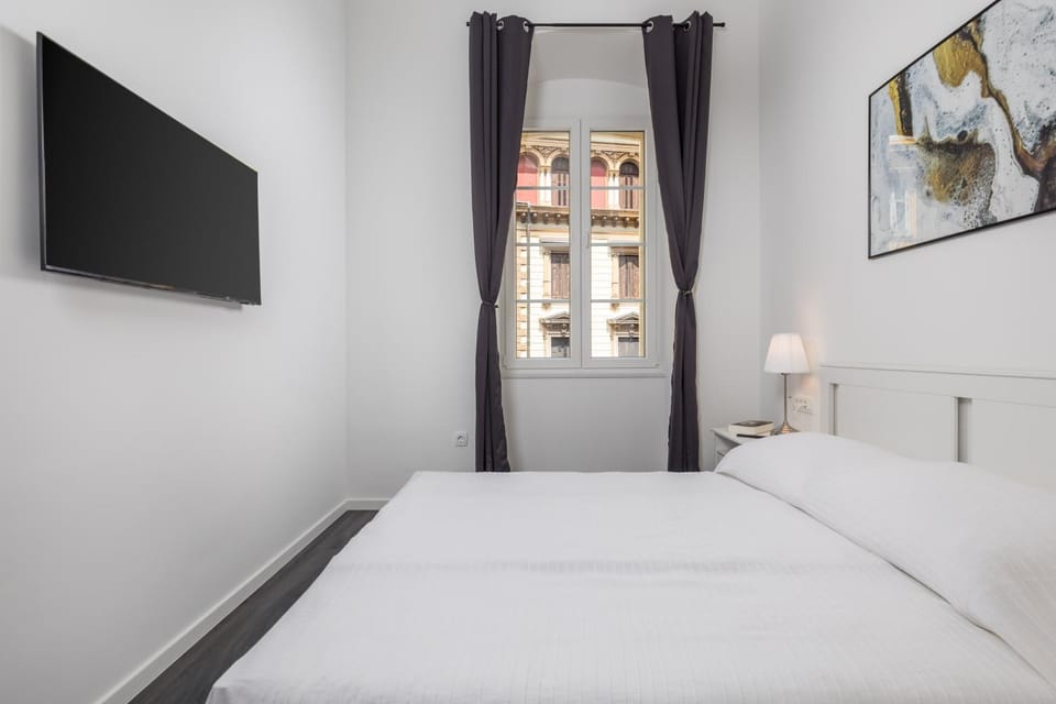 Bed, TV and multimedia, Bedroom