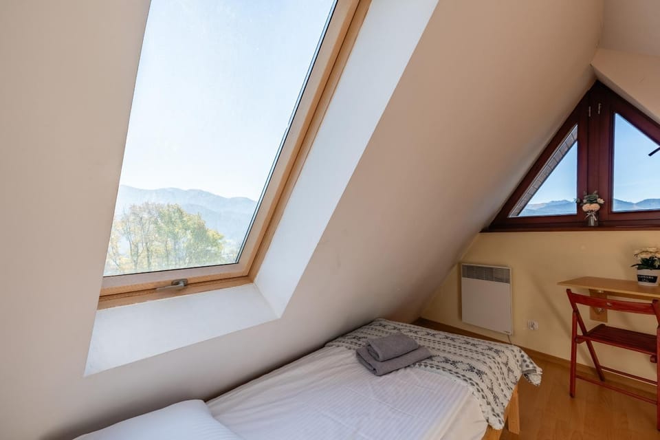 Bed, Bedroom, Mountain view