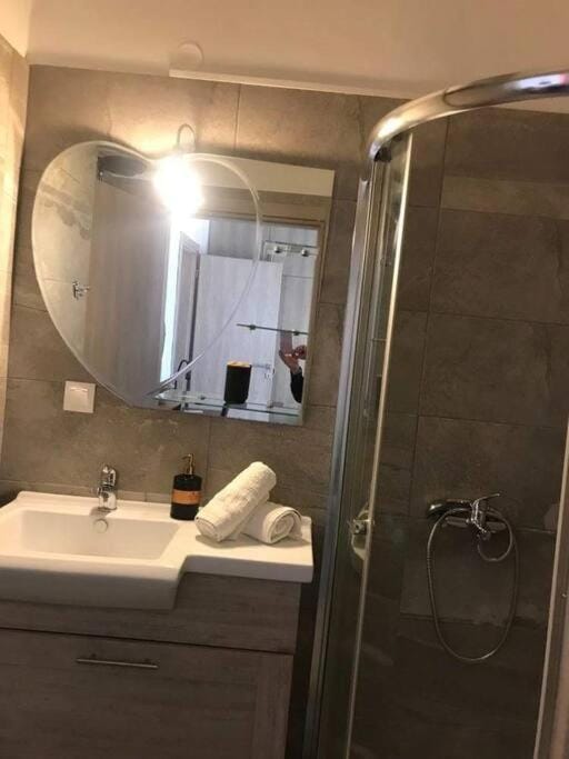 Shower, Bathroom, towels