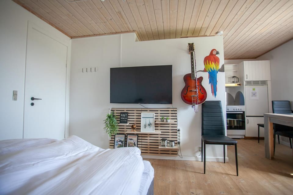 Bed, TV and multimedia, Bedroom, hair dresser