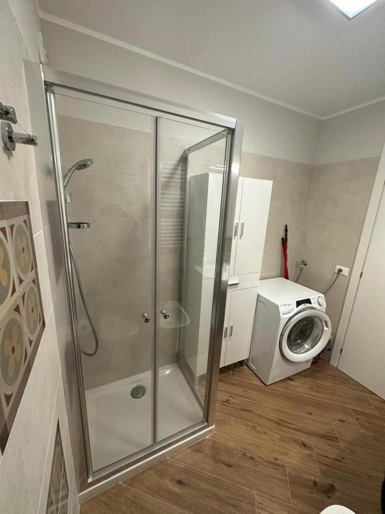 Shower, Toilet, Bathroom, towels, washing machine