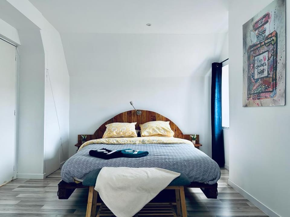 Bed, Bedroom, towels