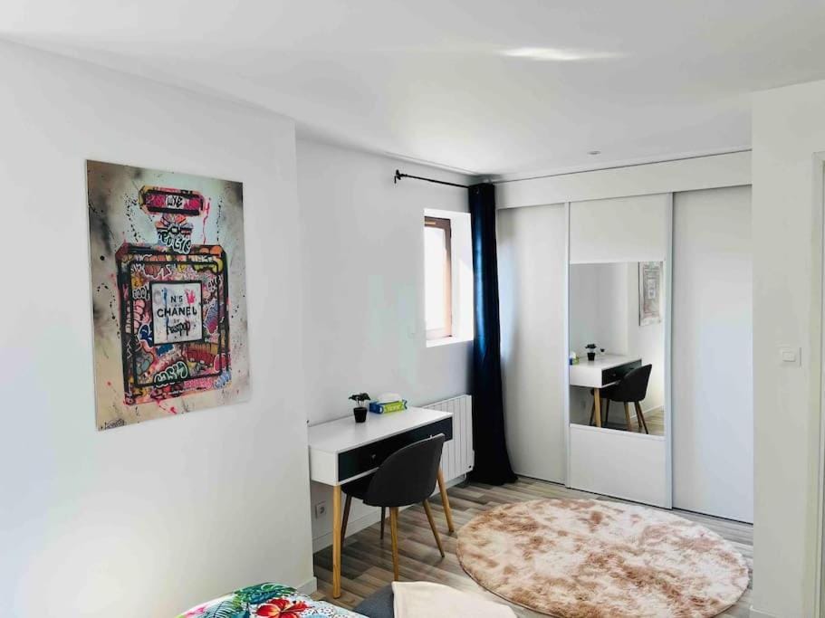 Seating area, Bedroom, wardrobe