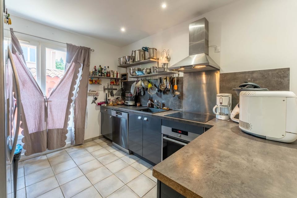 Kitchen or kitchenette, Living room