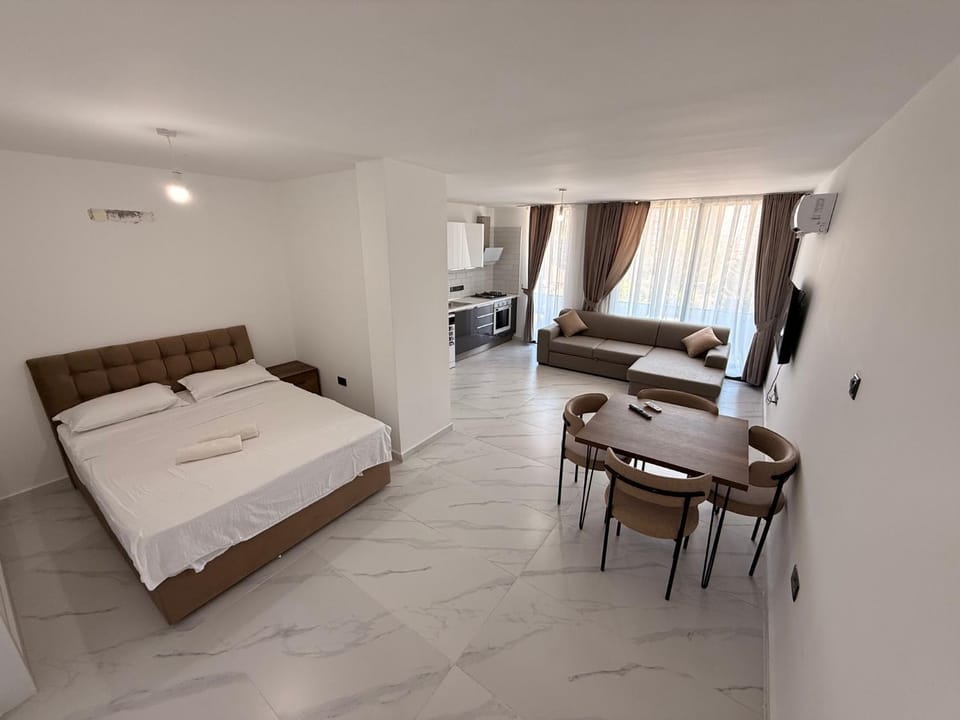 Bed, TV and multimedia, Living room, Photo of the whole room, Seating area, Dining area, Bedroom