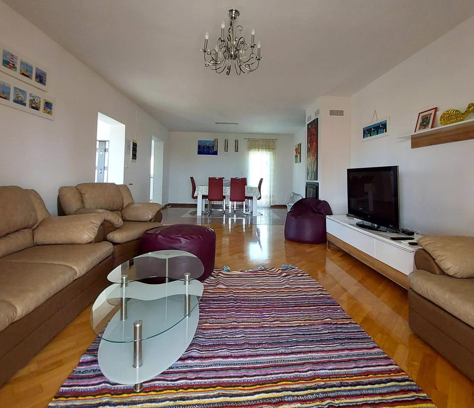 Communal lounge/ TV room, TV and multimedia, Living room, Seating area