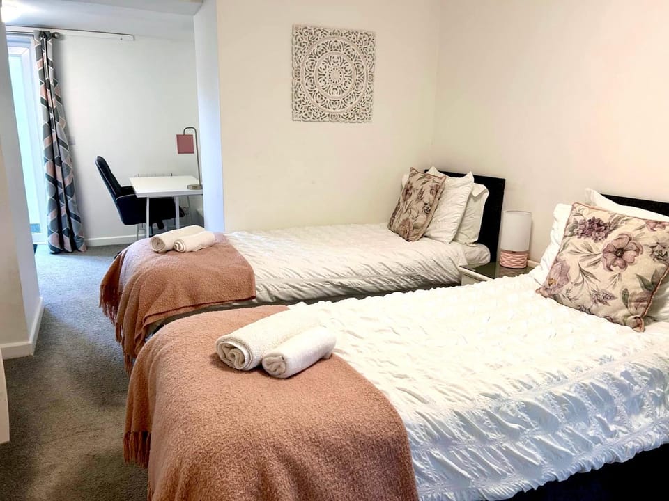 Bed, Bedroom, towels