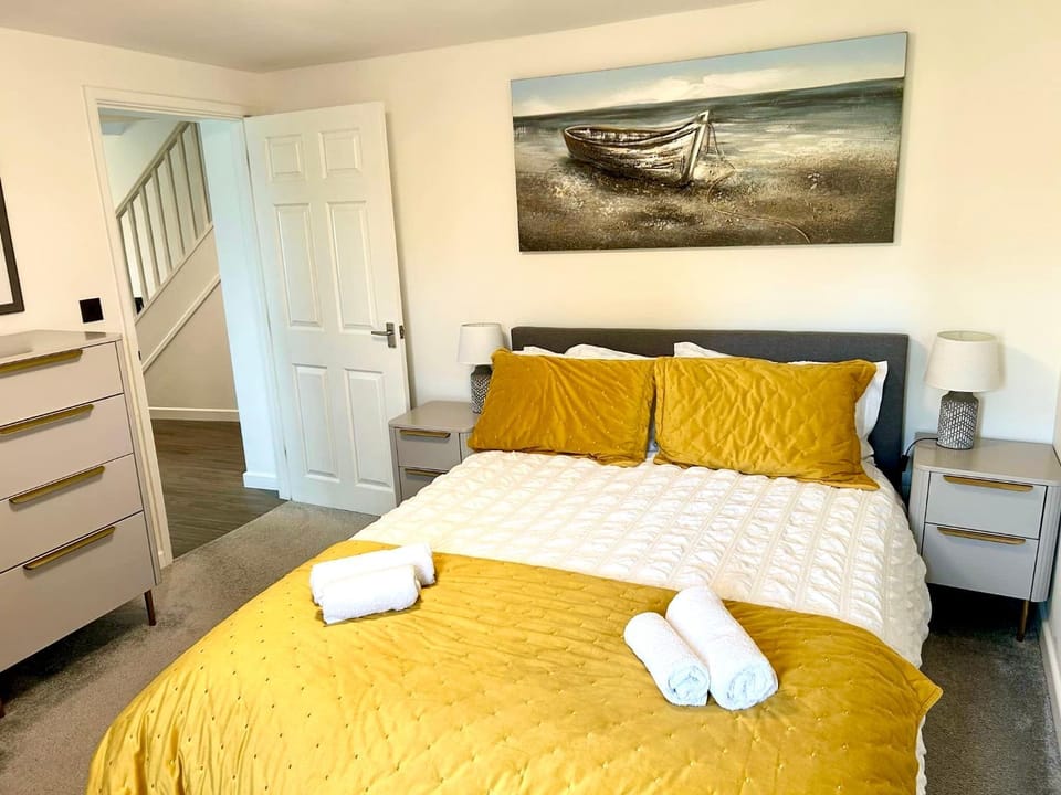 Bed, Bedroom, towels, wardrobe
