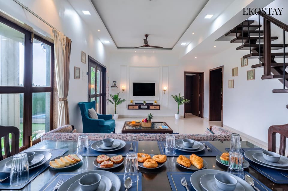 Communal lounge/ TV room, TV and multimedia, Living room, Food and drinks, Seating area, Evening entertainment, Food