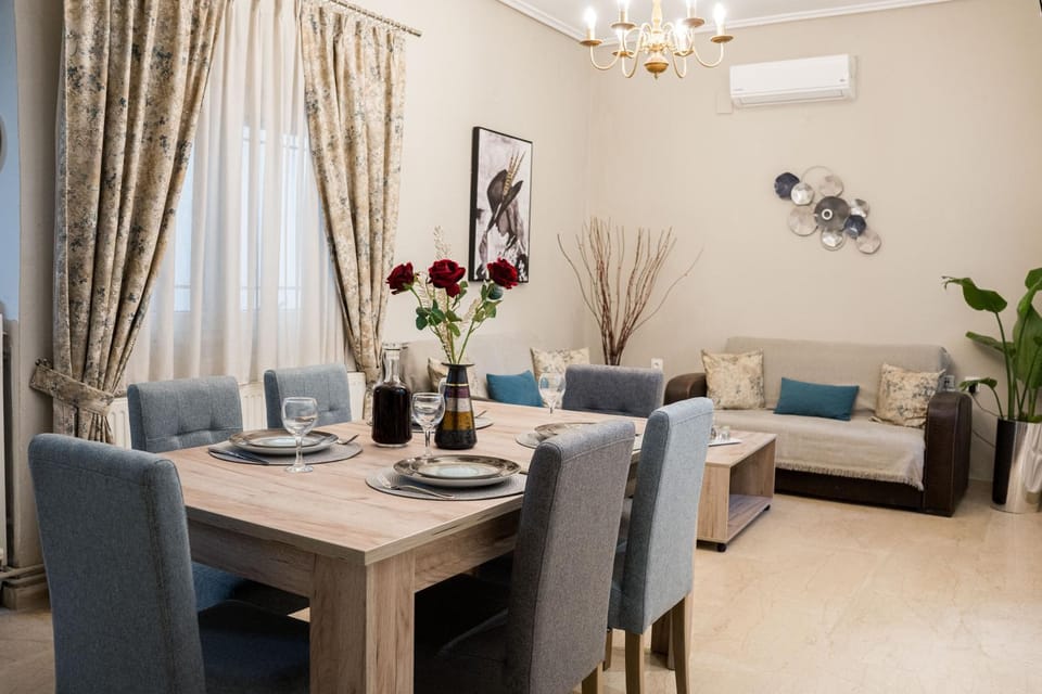 Living room, Seating area, Dining area, air conditioner