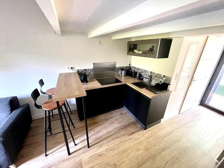 Kitchen or kitchenette, Dining area, minibar, pet friendly, stove