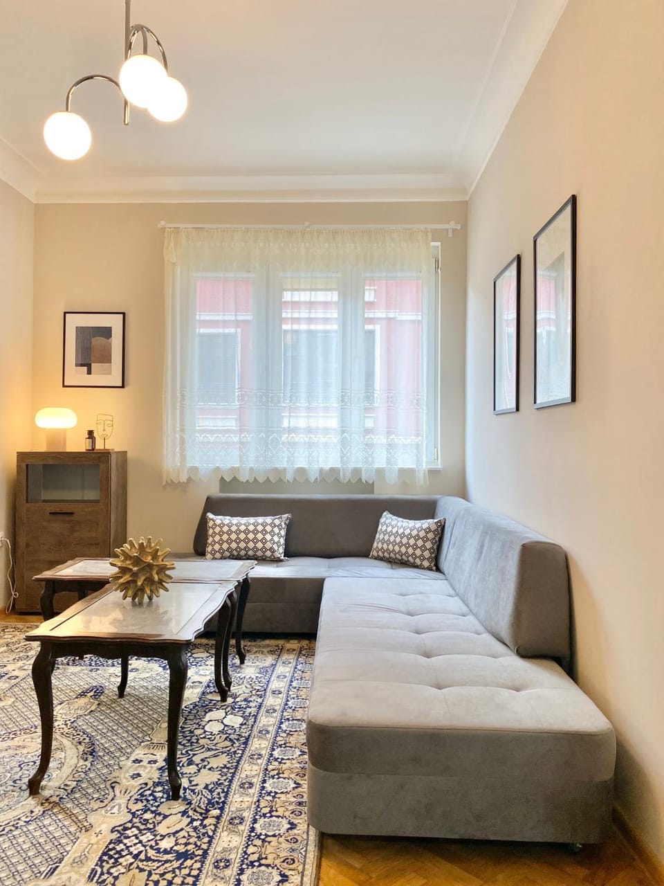 Photo of the whole room, Seating area