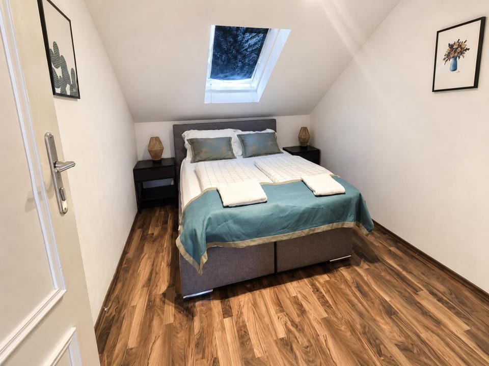 Property building, Bed, Bedroom, towels