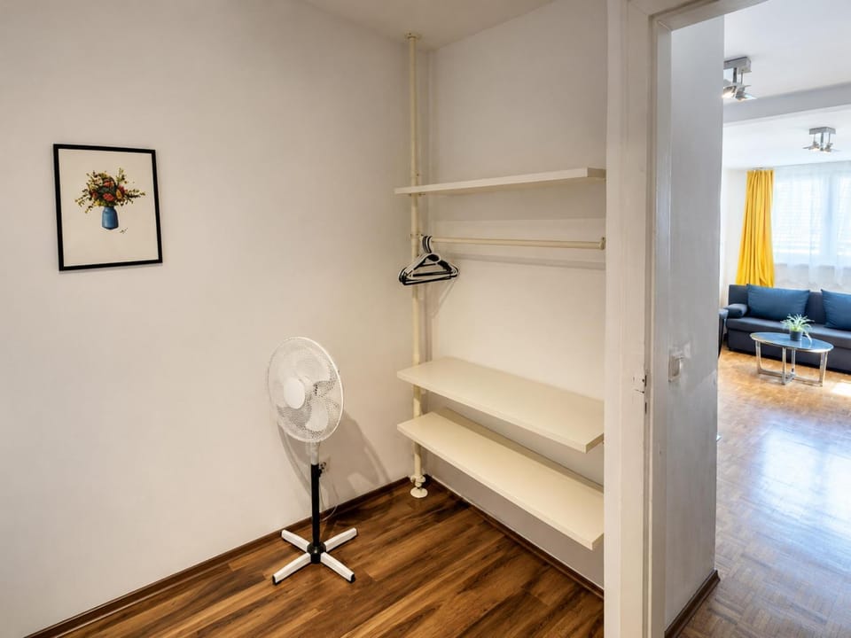 Bed, Seating area, Bedroom