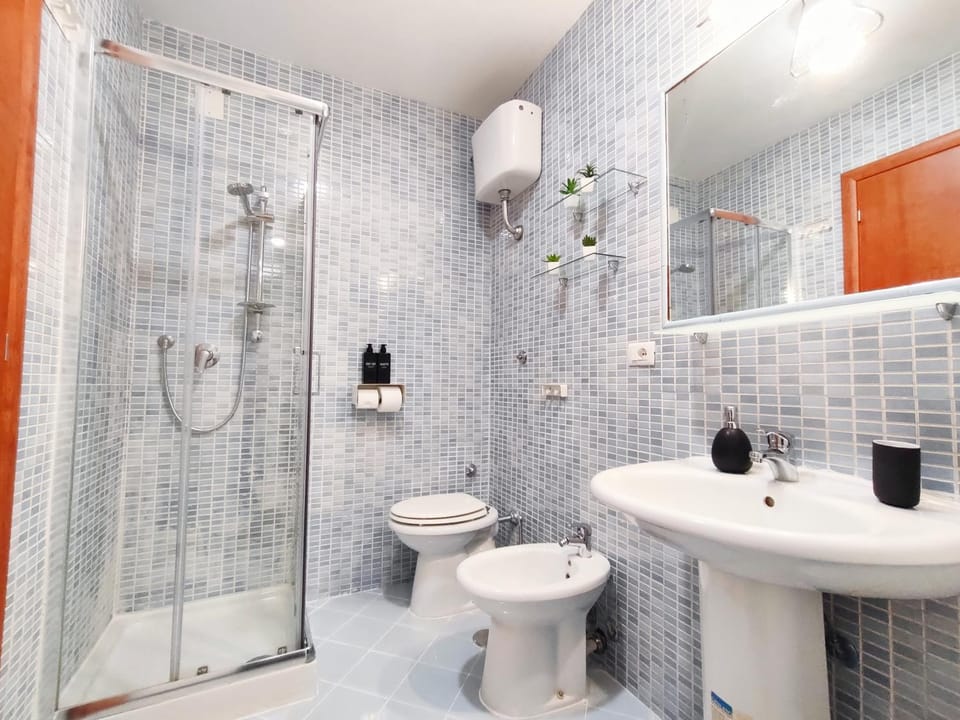 Shower, Toilet, Bathroom, bidet, towels