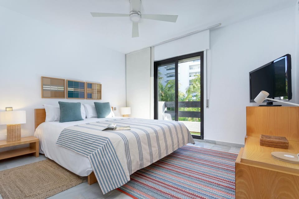 Bed, TV and multimedia, Photo of the whole room, Bedroom