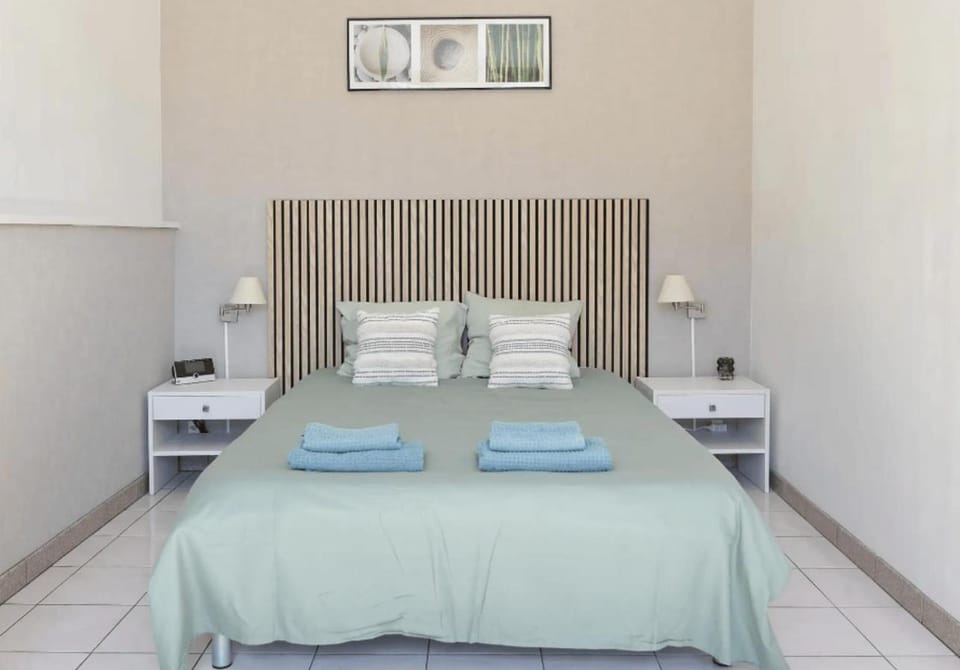 Bed, Photo of the whole room, Bedroom, towels