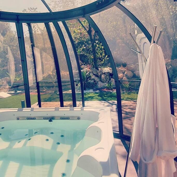 La Bonne Etoile Marseille ! Hébergement romantique ! Jacuzzi et Piscine chauffée House in Marseille