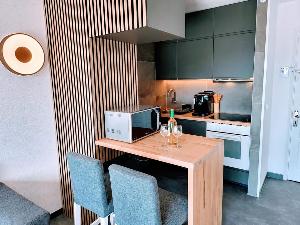 Kitchen or kitchenette, Dining area, minibar, stove