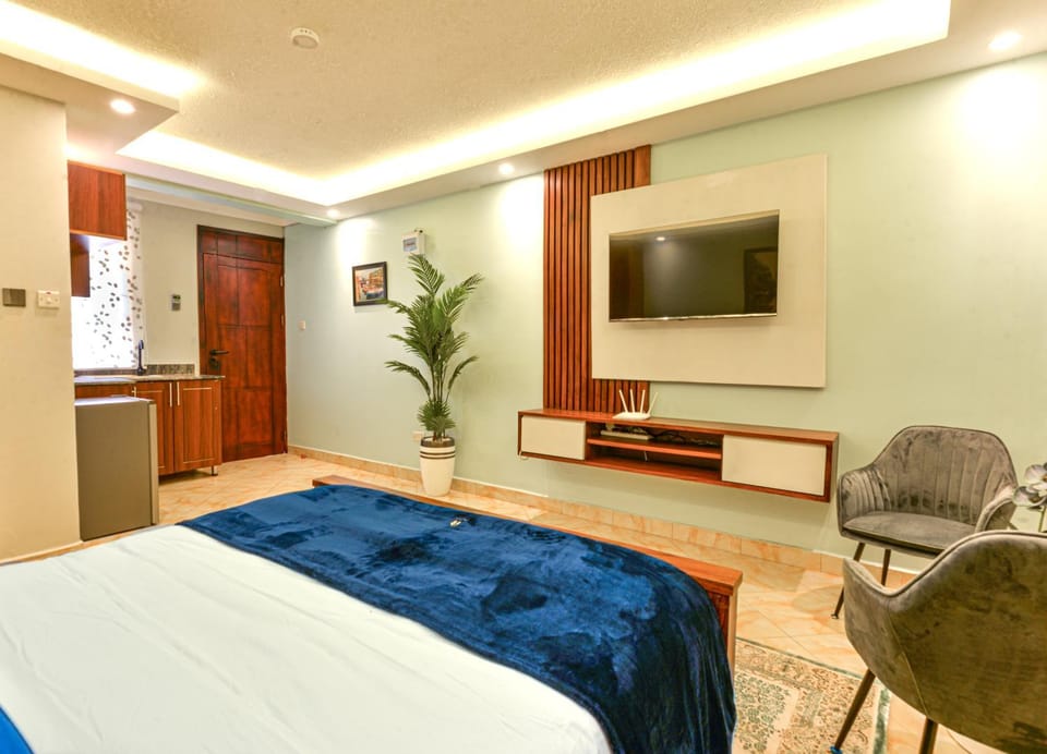 Bed, TV and multimedia, Photo of the whole room, Seating area, Bedroom