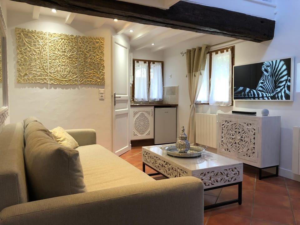 TV and multimedia, Kitchen or kitchenette, Living room, Seating area, Dining area