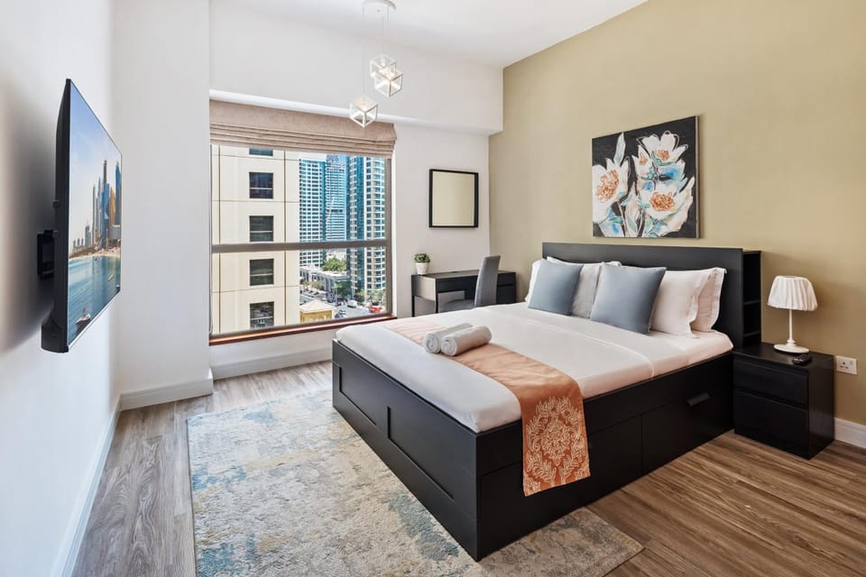 Bed, TV and multimedia, Photo of the whole room, Bedroom