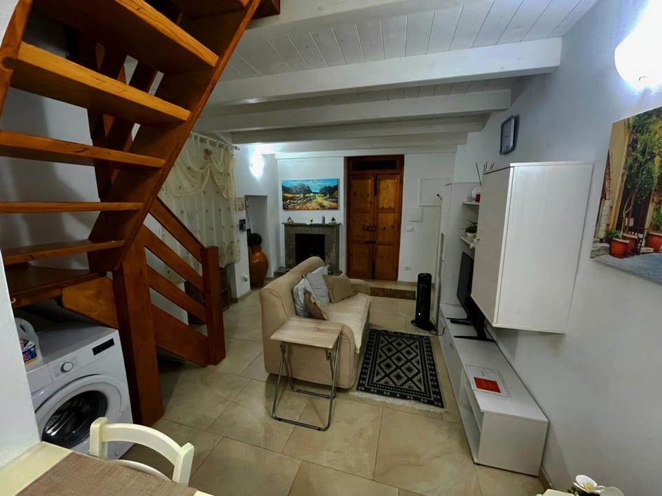 TV and multimedia, Living room, Seating area, washing machine