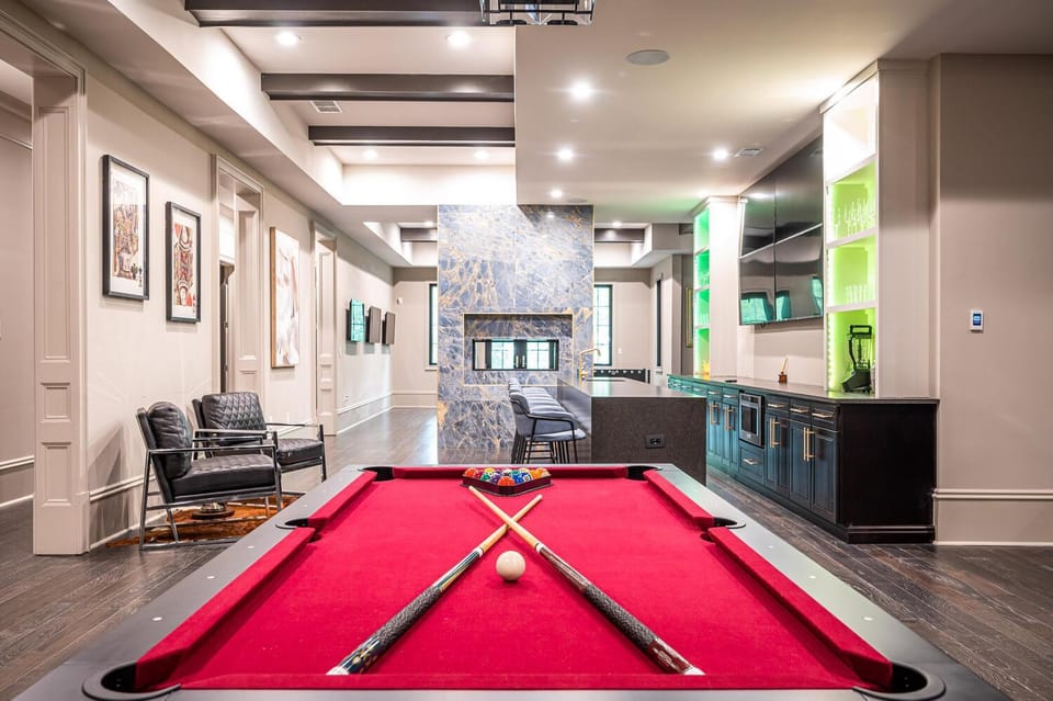 Adams Mansion, 10K Sqft, 7BD/7BA, 15min to Airport House in Atlanta
