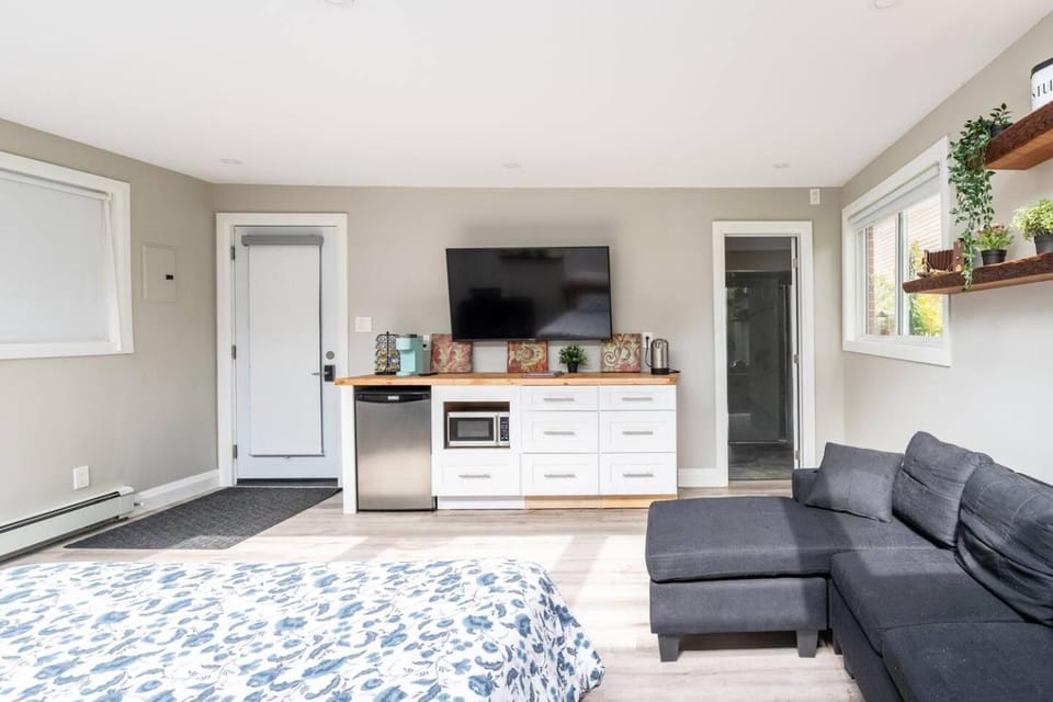 ENTIRE BACHELOR UNIT EN-SUITE UPTOWN WATERLOO - e4 Apartment in Waterloo