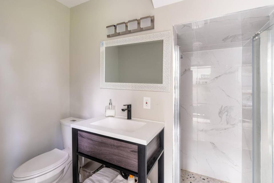 ENTIRE BACHELOR UNIT EN-SUITE UPTOWN WATERLOO - e4 Apartment in Waterloo