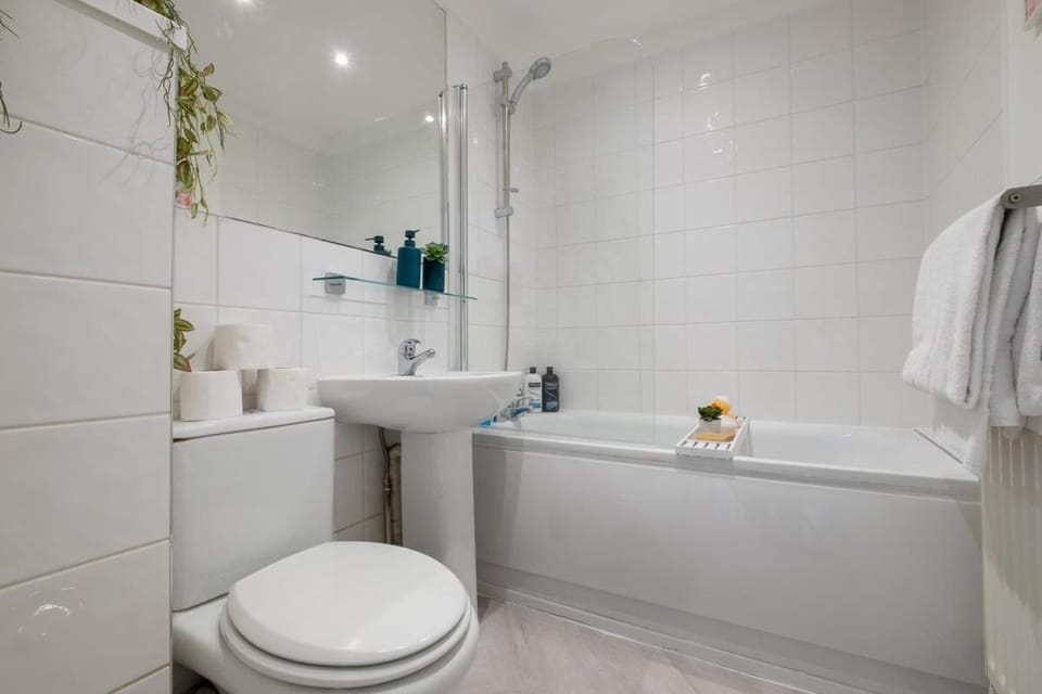 Shower, Toilet, Bathroom, Bath, towels