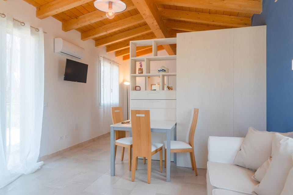 Photo of the whole room, Dining area
