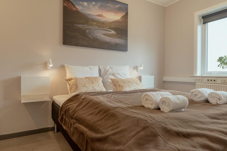 Bed, Bedroom, towels