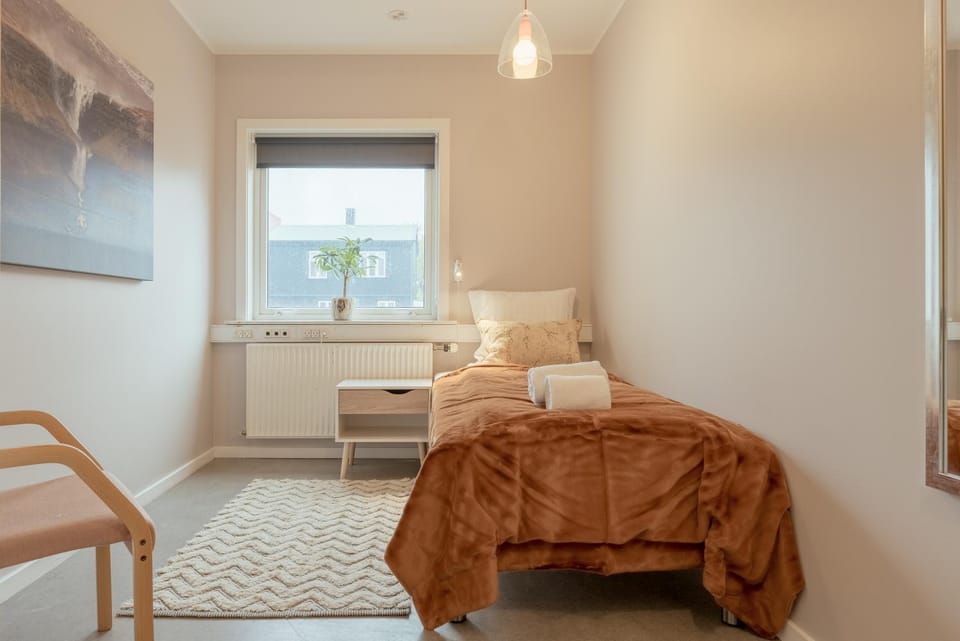 Bed, Bedroom, hair dresser, towels