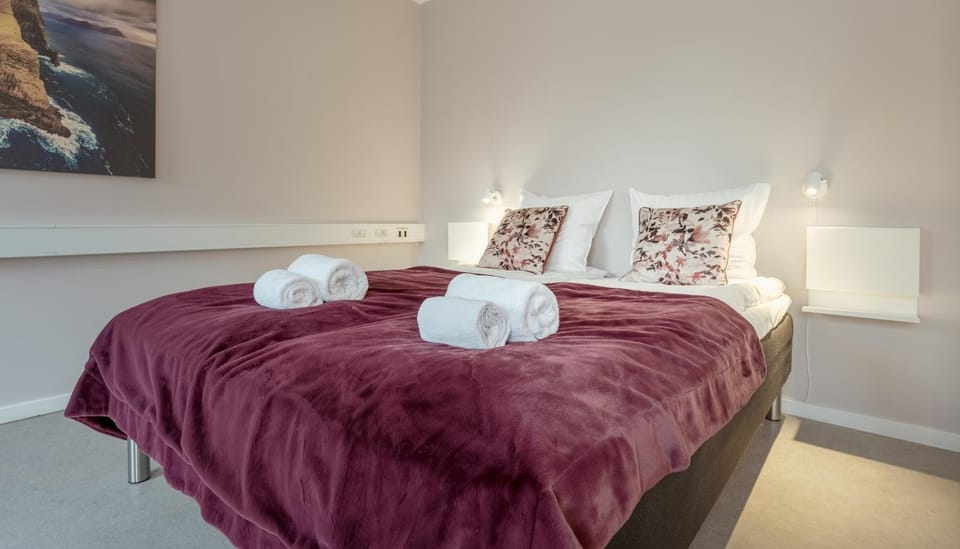 Bed, Bedroom, towels