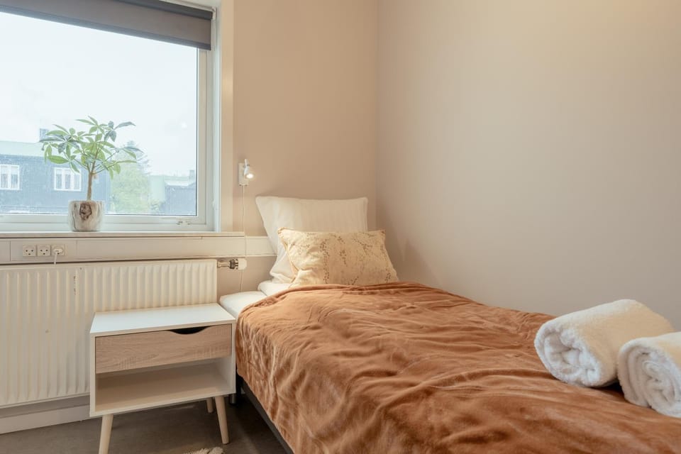 Bed, Bedroom, towels