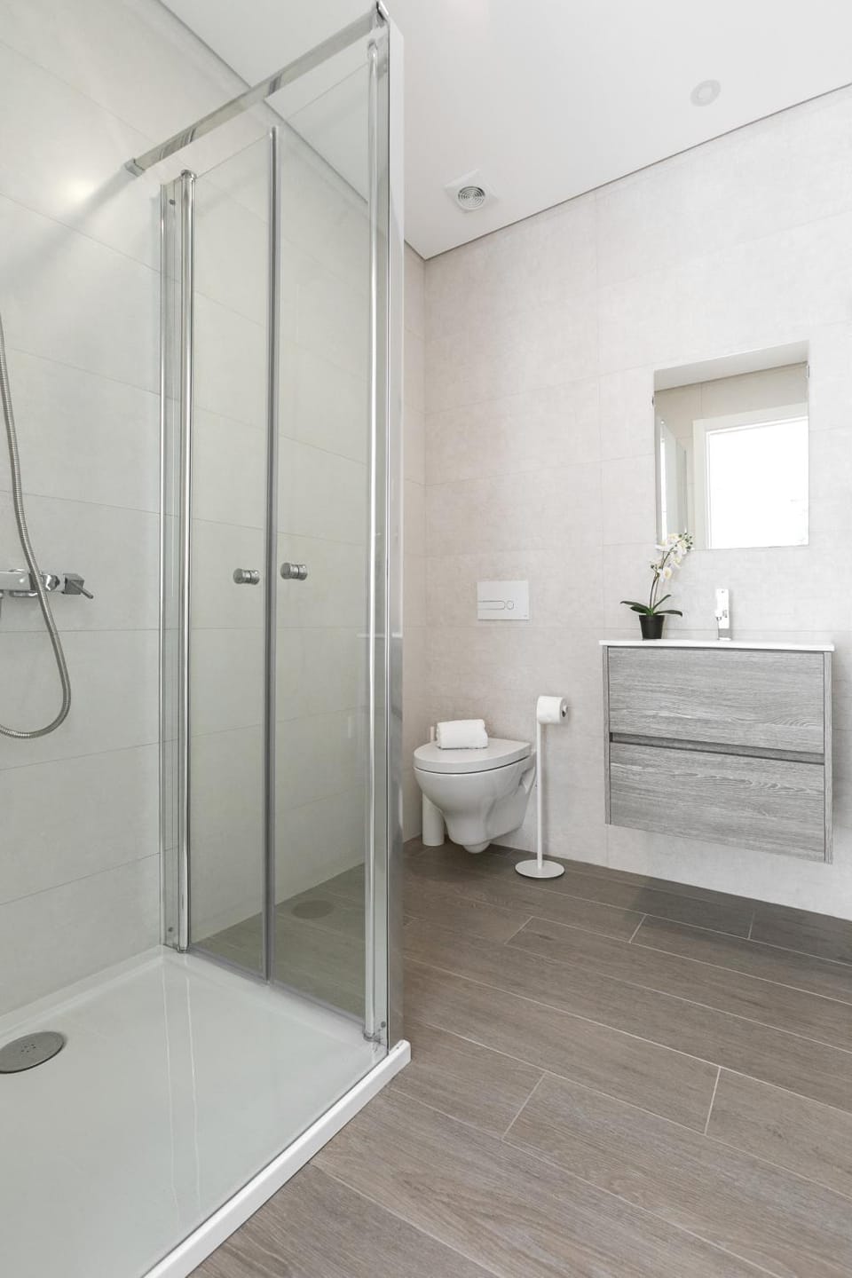 Shower, Toilet, Bathroom, Decorative detail, towels