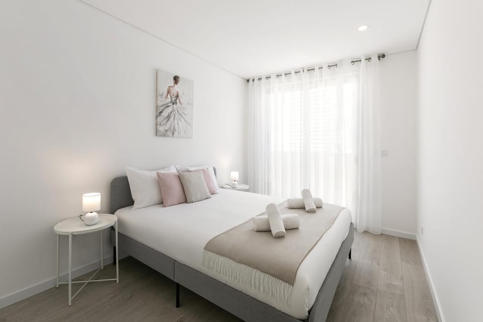 Bed, Photo of the whole room, Decorative detail, Bedroom, towels
