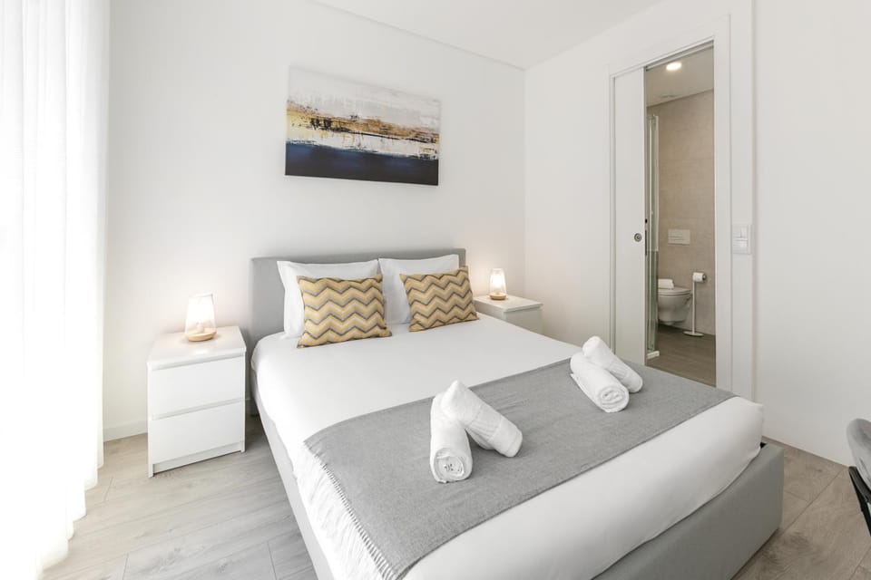 Bed, Bathroom, Photo of the whole room, Decorative detail, Bedroom, towels