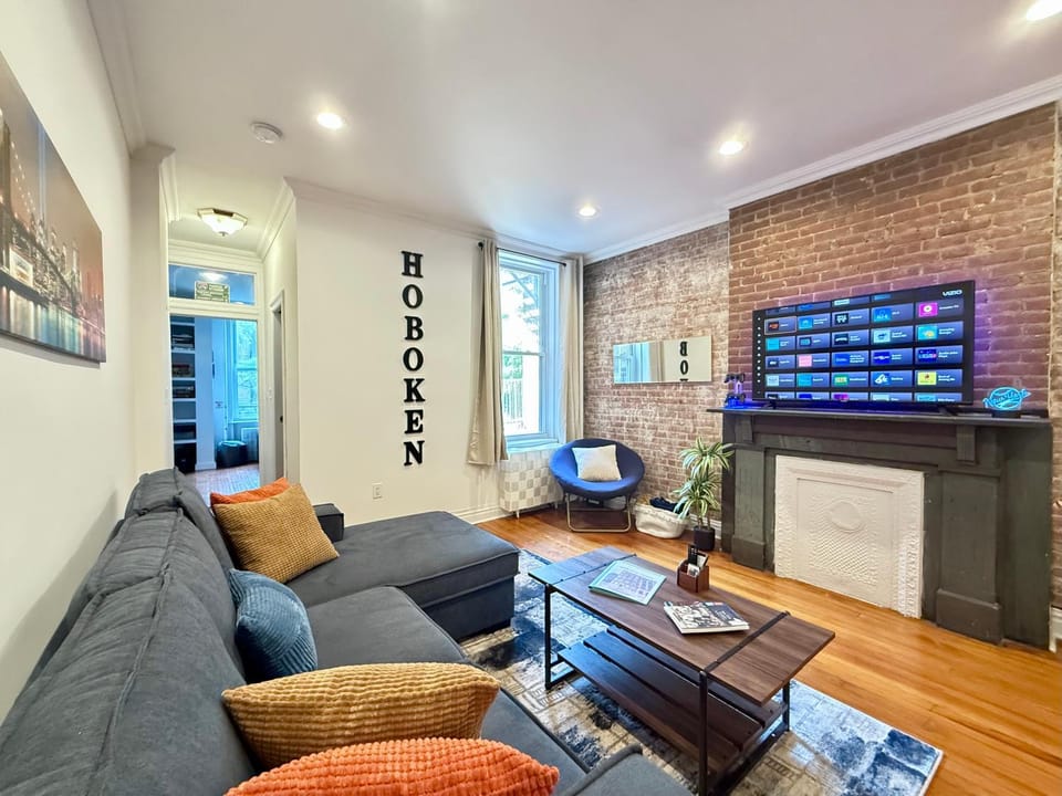 Communal lounge/ TV room, TV and multimedia, Living room, Seating area